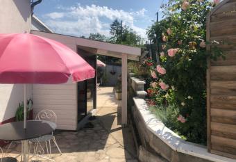 MAISON DES LILAS allows 18 year olds to book a room