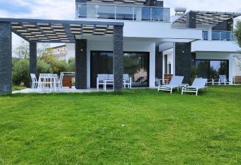 Lux et Mare has Balcony rooms