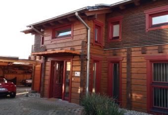 Haus bzw ebenerdiges Chalets allows 18 year olds to book a room
