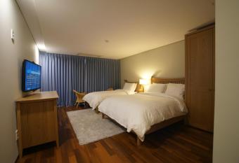 Kiko n IlleInn Hotel Jeju allows 18 year olds to book a room