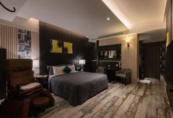 Leesing Motel has rooms with a private hot tub