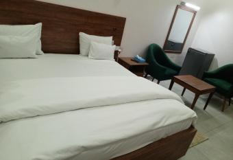 ALLY NGALI MOTEL has rooms with a private hot tub