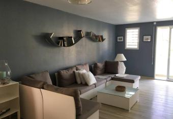 Sugar beach , Appart en residence acc  s plage allows 18 year olds to book a room