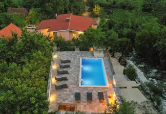 Family Jelavi   has Balcony rooms