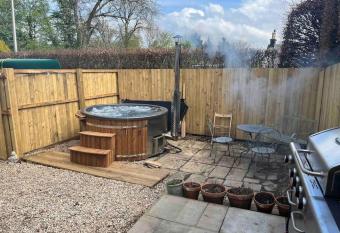 Annexe Lodge cottage in Drymen has rooms with a private hot tub