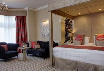 Best Western Plus Burlington Hotel has rooms with a private hot tub