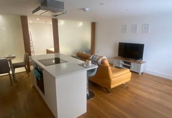 The Bee Hive. Beautiful Studio Apartment. allows 18 year olds to book a room