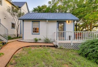 Austin Bungalow has Balcony rooms