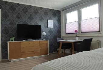 Privatzimmer mit eigenem Bad und K  che allows 18 year olds to book a room