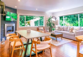 Serene 2BR Retreat Great Views Private Hot Tub allows 18 year olds to book a room