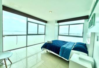 407 Increible departamento vista al r  o de 2 cuart has rooms with a private hot tub