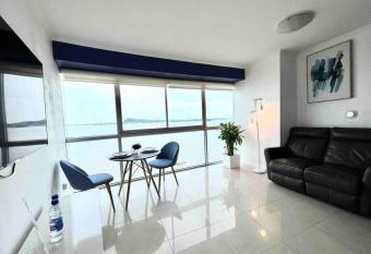 Suite 406 Hermosa vista al ri   con Jacuzzi has rooms with a private hot tub