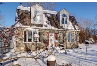 3 Bedroom 2 Bath Carriage House (Pet Friendly) has rooms with a private hot tub