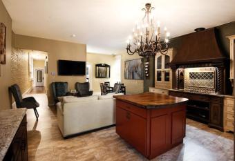 Uncork on Historic Main! has Balcony rooms