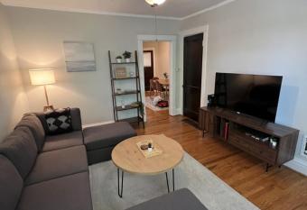 Lovely 2-BR apartment with free parking allows 18 year olds to book a room