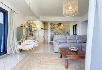 L Air Sauvage * * * Bassin de Manapany allows 18 year olds to book a room