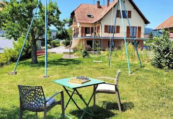 Au Pi  mont des Vosges allows 18 year olds to book a room