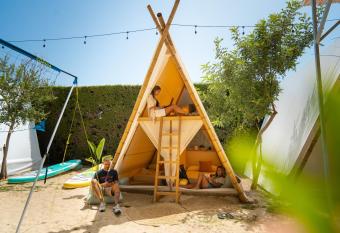 Kampaoh Hostel El Palmar allows 18 year olds to book a room