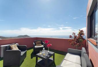 Casa Alberto Santos allows 18 year olds to book a room