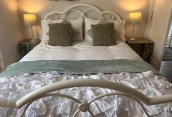 A Home from Home in Redditch near town centre has Balcony rooms