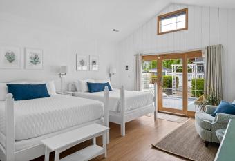 Mar Bella Boutique Hotel & Spa has rooms with a private hot tub