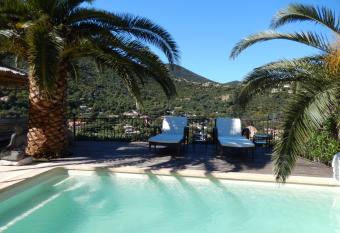 Liyaroyce has Balcony rooms