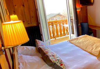 H  tel des Skieurs has Balcony rooms