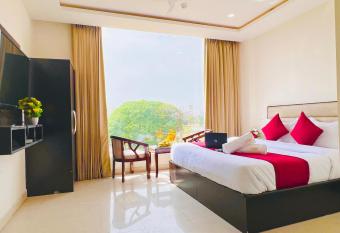 Hotel The Lycoris - A Corporate and couple friendly hotel has Balcony rooms