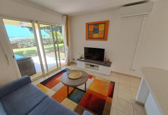 RDC appartement en bord de mer au son des vagues has Balcony rooms