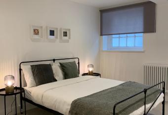 Stylish 2 Bed Period Building Flat in Pretty Village near famous Epsom Racecourse - 2 Eagle House has Balcony rooms