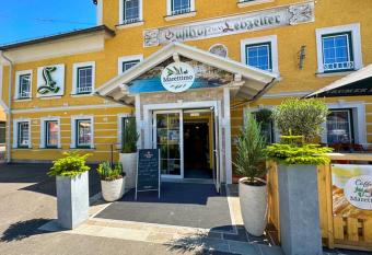Gasthof Lebzelter has Balcony rooms