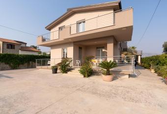 Elisir Del Golfo has Balcony rooms