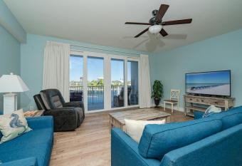 Laketown Wharf 119 by Nautical Properties has rooms with a private hot tub