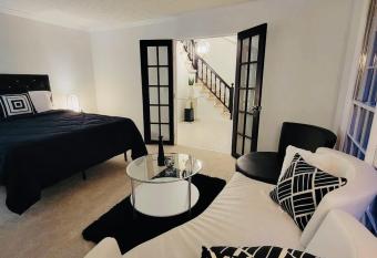 NEW!! Fully Renovated 6-Bedroom Haven has Balcony rooms