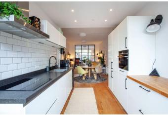 Spacious house with cozy garden allows 18 year olds to book a room