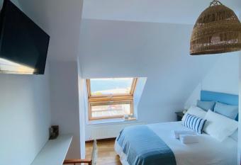 EL TRASTERO DE PALMERO allows 18 year olds to book a room