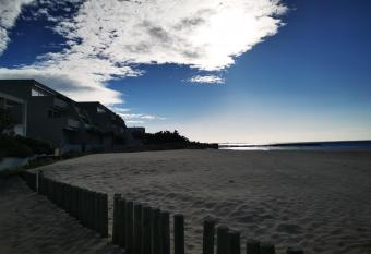 Villa spacieuse et styl  e    50m de la plage has Balcony rooms