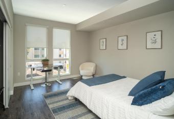 KING BED Modern 2 Bed 2 Bath Pool & Hot Tub has rooms with a private hot tub