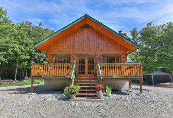 Chalet    Le Cr  puscule    has rooms with a private hot tub