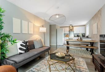 FREE Parking Spacious 2BR Flat in Irlam allows 18 year olds to book a room