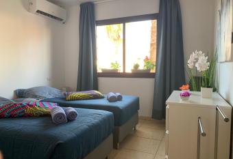 Chambre dans maison avec terrasse patio piscine allows 18 year olds to book a room