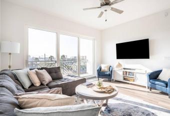 5 Star Luxury Beach Condo-Anchor Oasis has rooms with a private hot tub