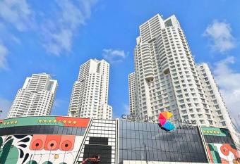 37th Floor - SkyView Oasis - C allows 18 year olds to book a room