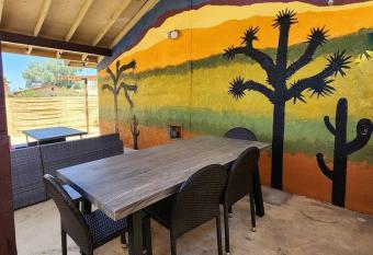 HillView Bohemian JT - Large backyard - POOL - KING BedS - 5 min to Nat Park - Karaoke - LOADEd w Amenities!! has Balcony rooms