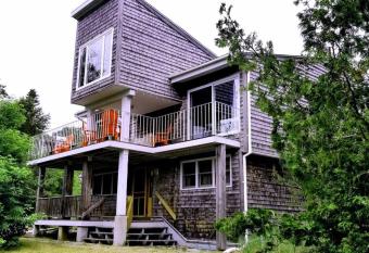 Entire Beach House in Manitoulin, Providence Bay has Balcony rooms