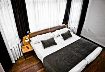 Hotel Lux Santiago allows 18 year olds to book a room