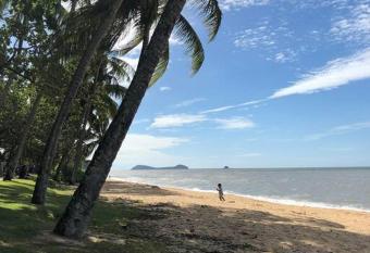 Sunbird Studio Apartment: private apartment walking distance from the beach allows 18 year olds to book a room