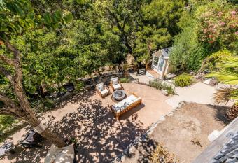 Charming oasis near Lake Merritt has Balcony rooms