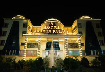 Hotel Jasmin Palace allows 18 year olds to book a room