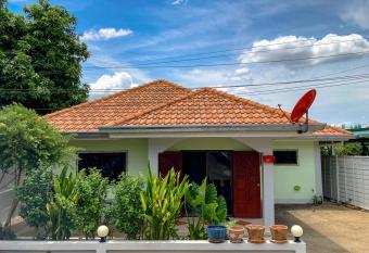 THAIGO Comfort Stay - Private House in Central Kanchanaburi has Balcony rooms